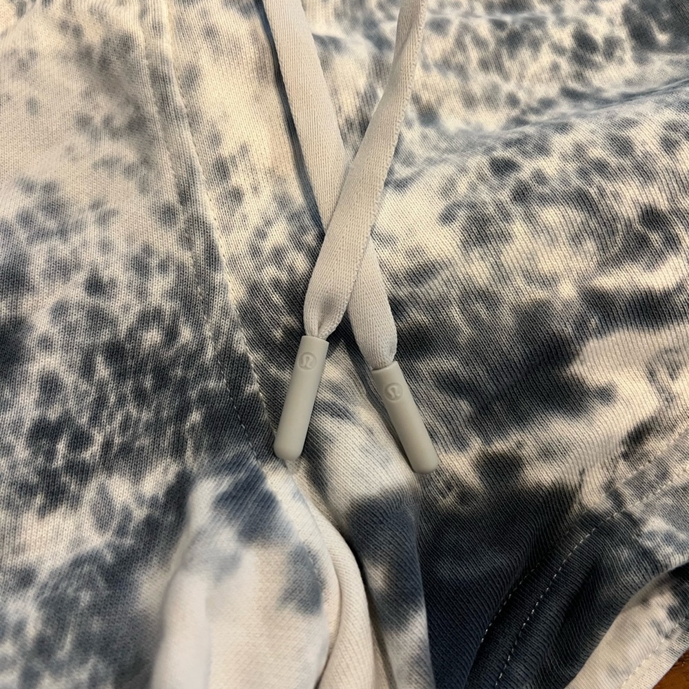 Lululemon Size 2 Inner Glow Gray/Blue White Women's Tie-Dye Shorts - Picture 5 of 7